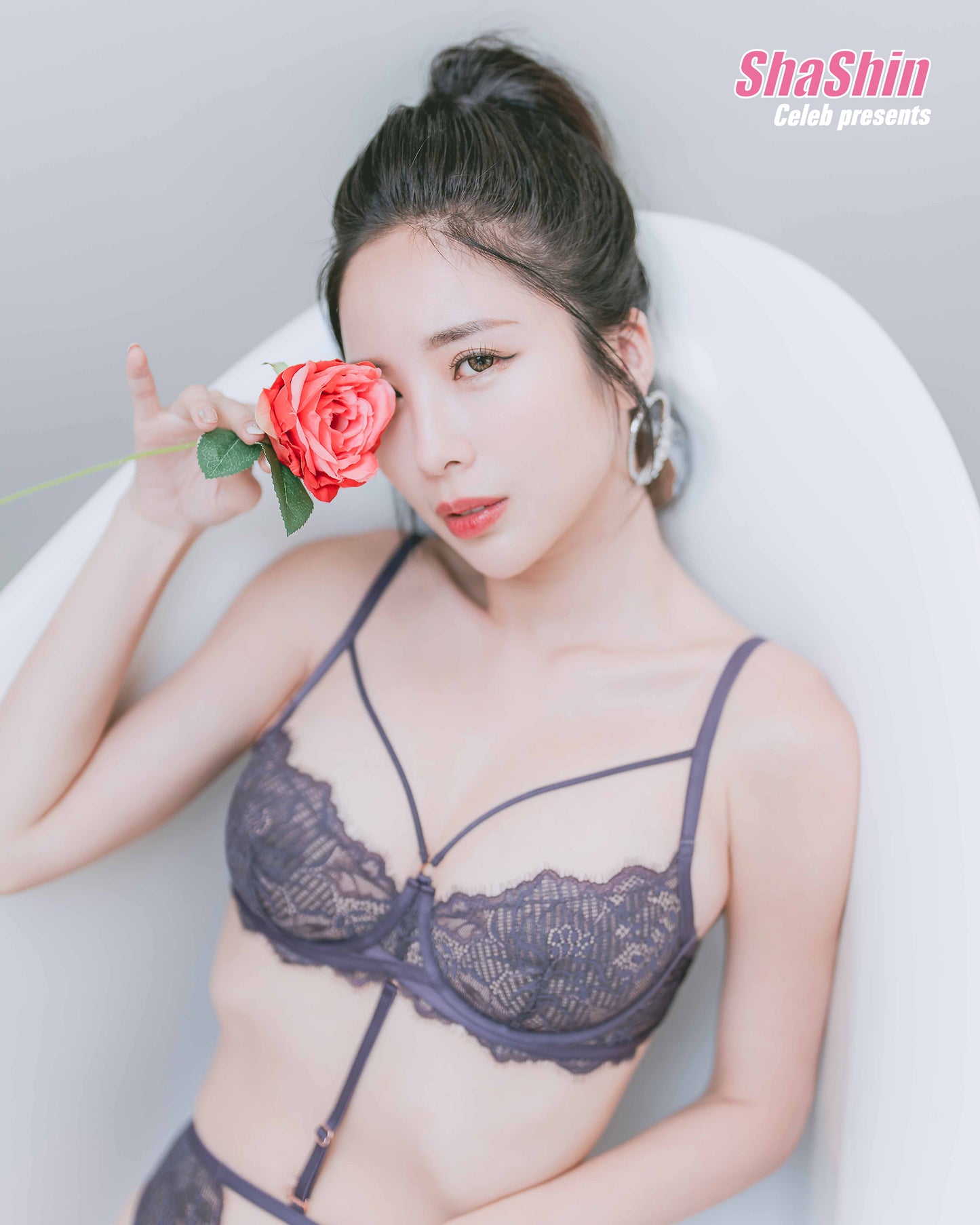 甄馨 Tiffany《甄情萬種》全包寫真大組合 (內含)書+年桌曆+蠟燭+巨型海報3款