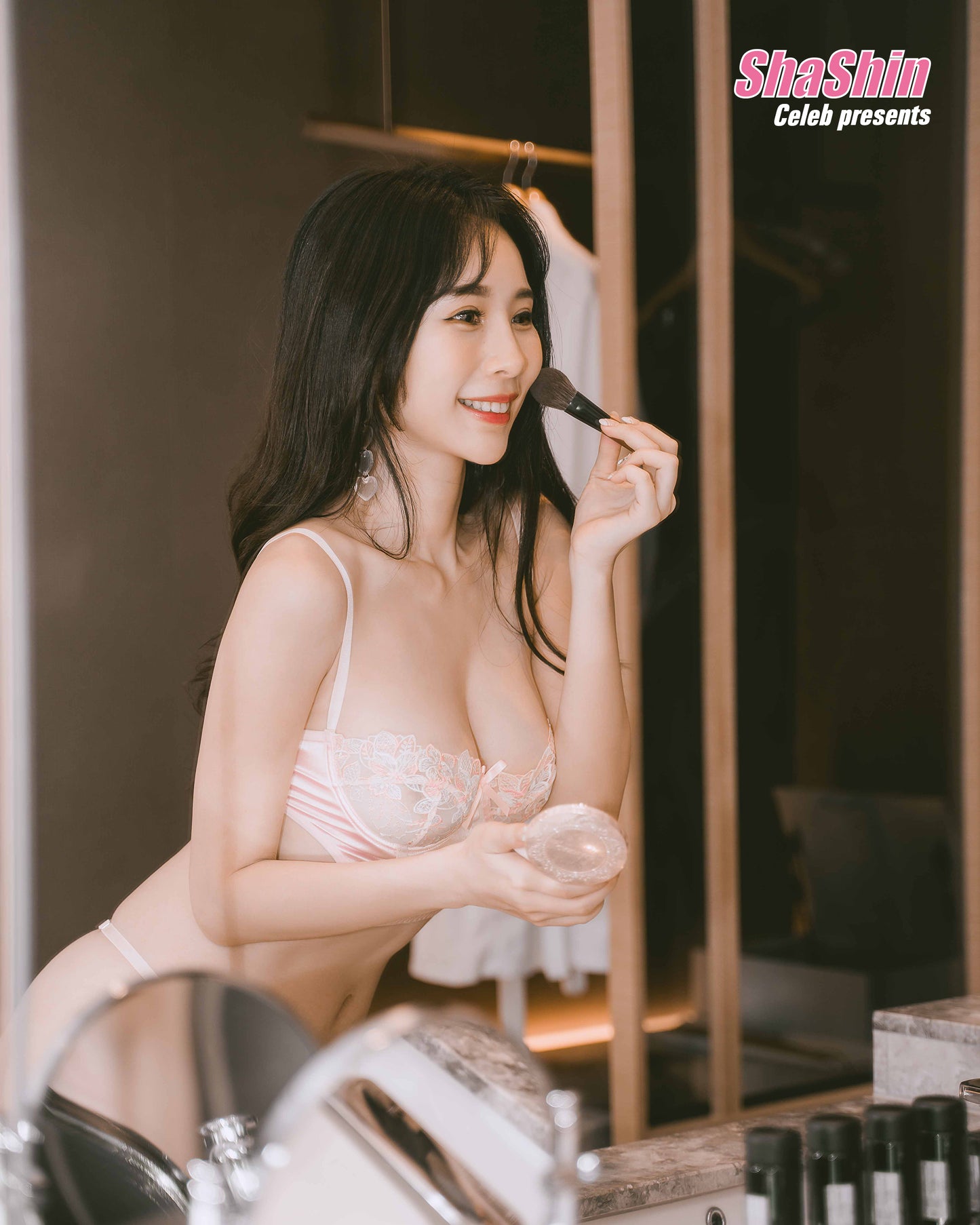 甄馨 Tiffany《甄情萬種》全包寫真大組合 (內含)書+年桌曆+蠟燭+巨型海報3款